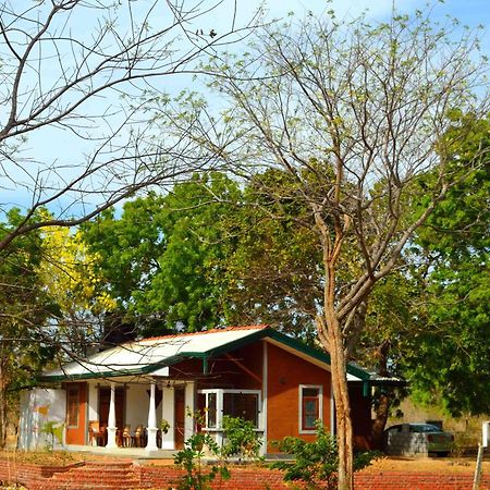 Pelican View Cottages Kataragama Esterno foto