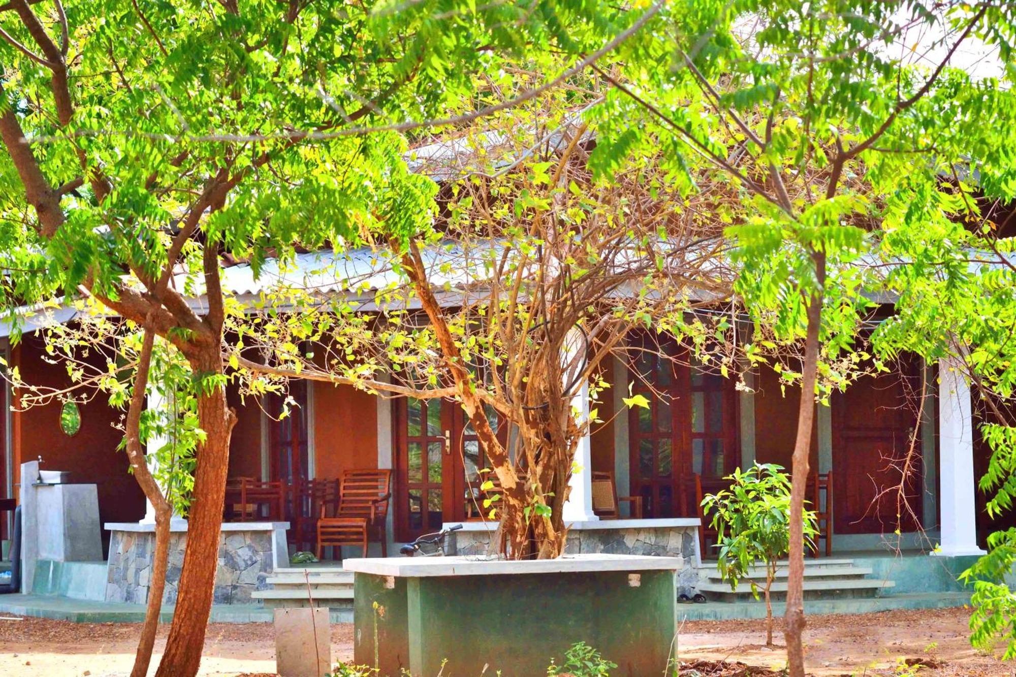 Pelican View Cottages Kataragama Esterno foto